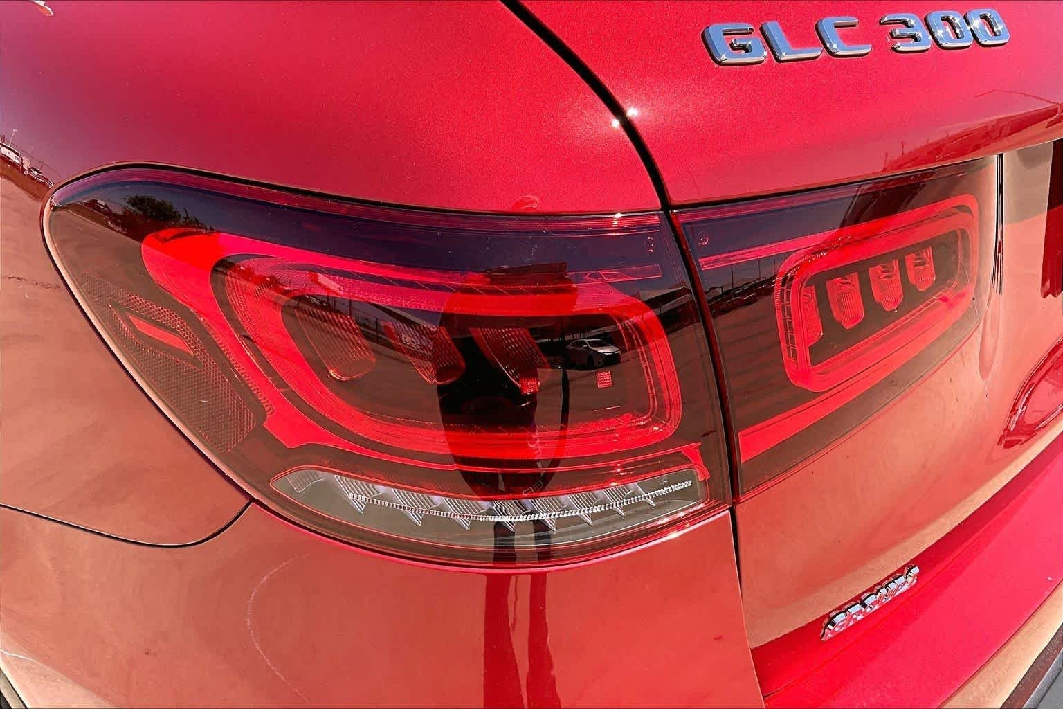 Used 2021 designo Cardinal Red Metallic Mercedes-Benz GLC 300 image 28