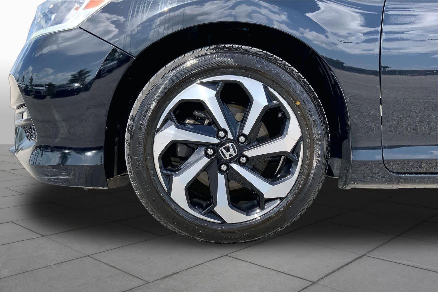 Used 2017 Crystal Black Pearl Honda EX-L image 11