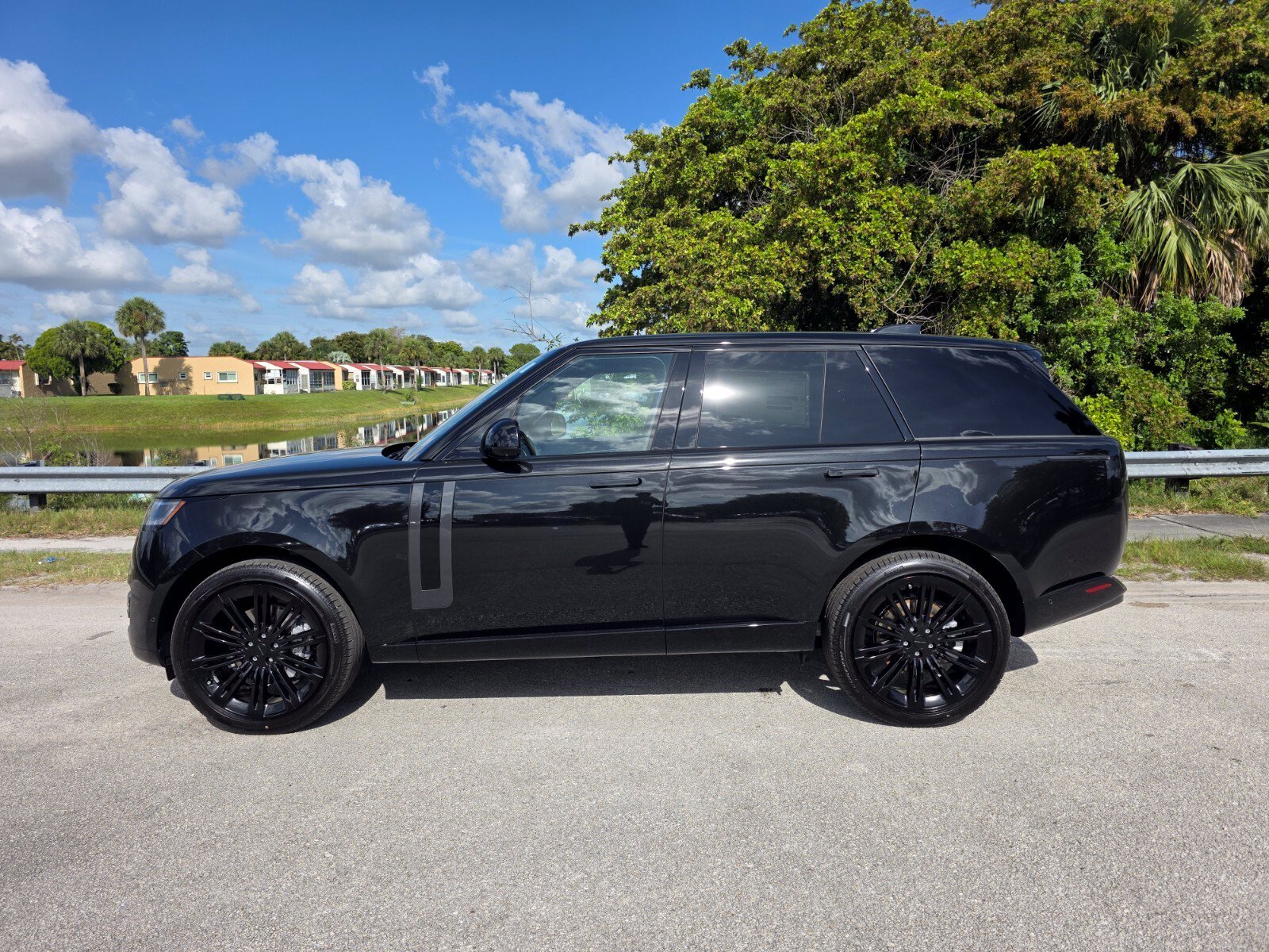 New 2026 Santorini Black Land Rover SE image 7