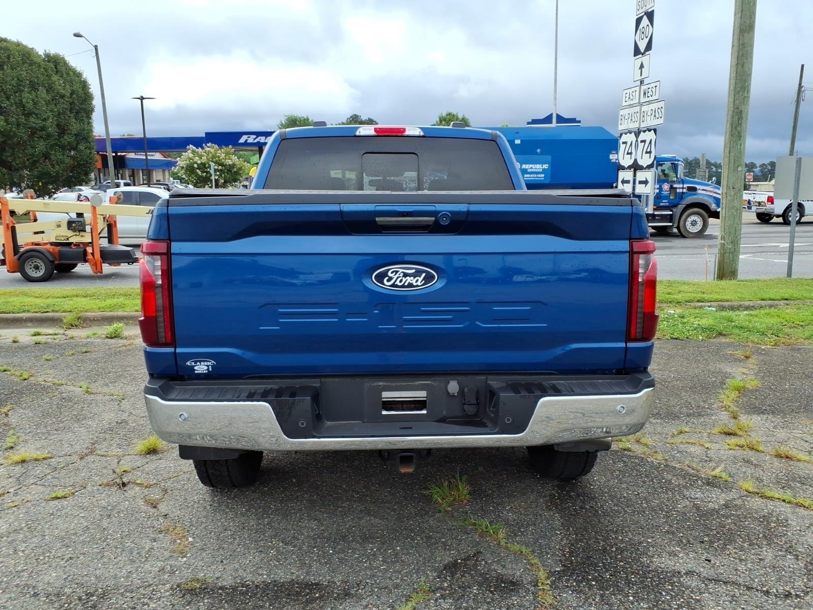 Used 2024 Atlas Blue Metallic Ford XLT image 5