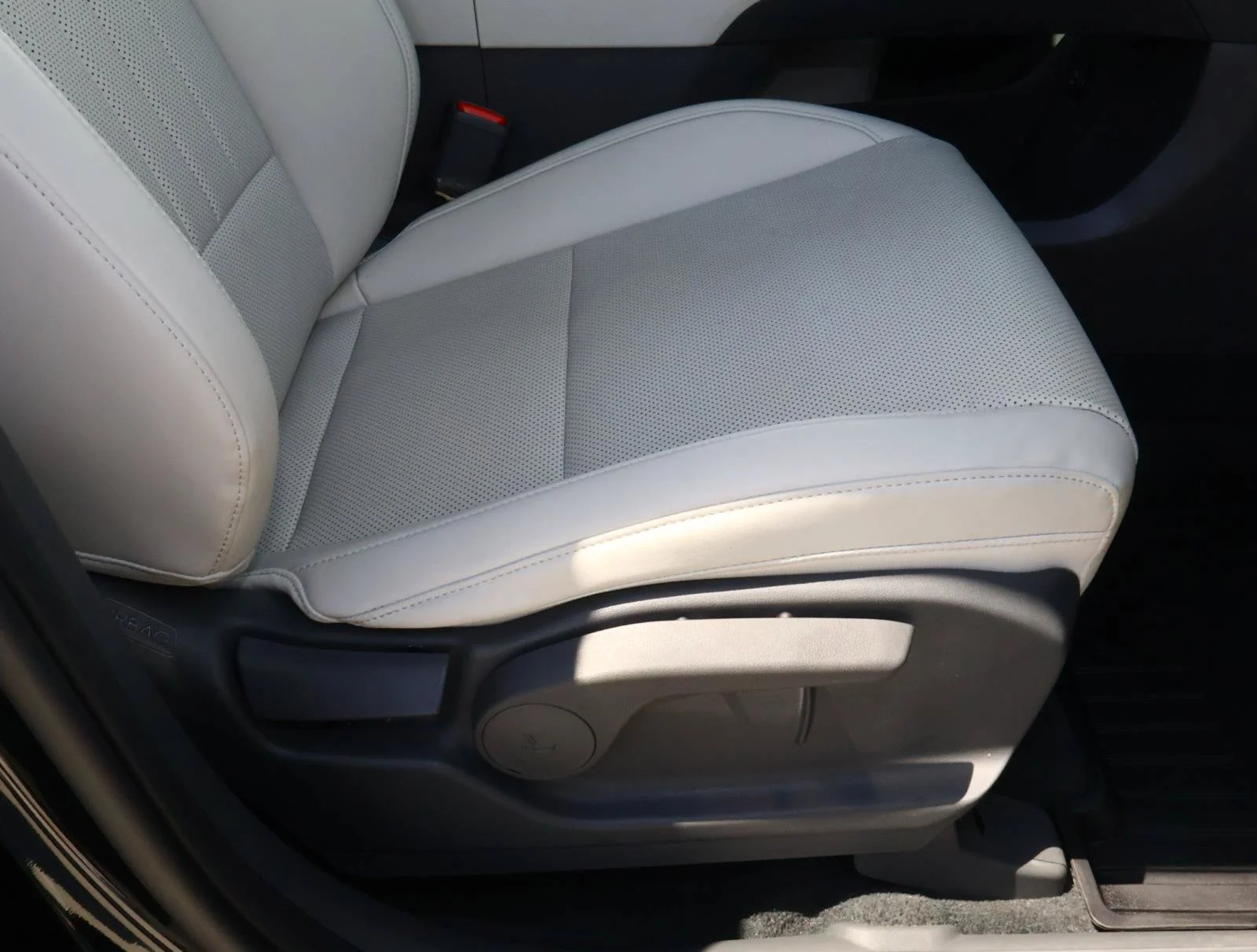 Used 2025 Phantom Black Hyundai SEL image 17