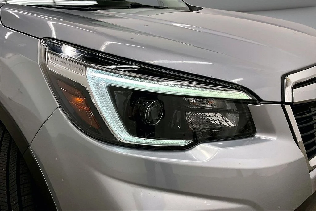 Used 2021 Silver Subaru Limited image 31
