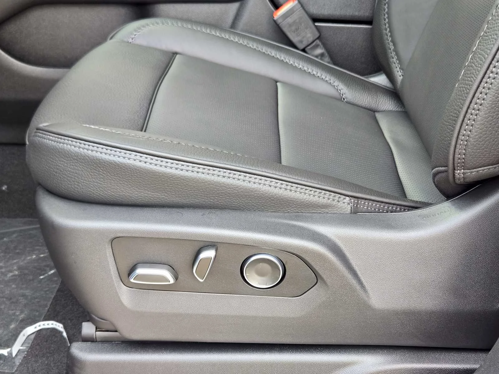 2026 GMC Yukon Denali - Photo 16