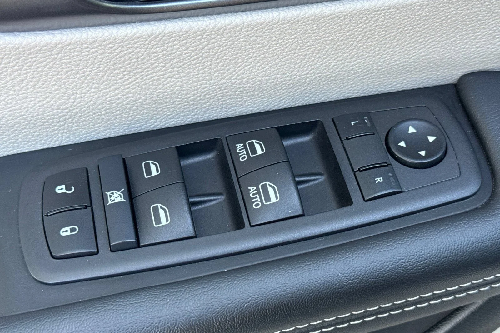 2024 Chrysler Pacifica Touring L - Photo 11