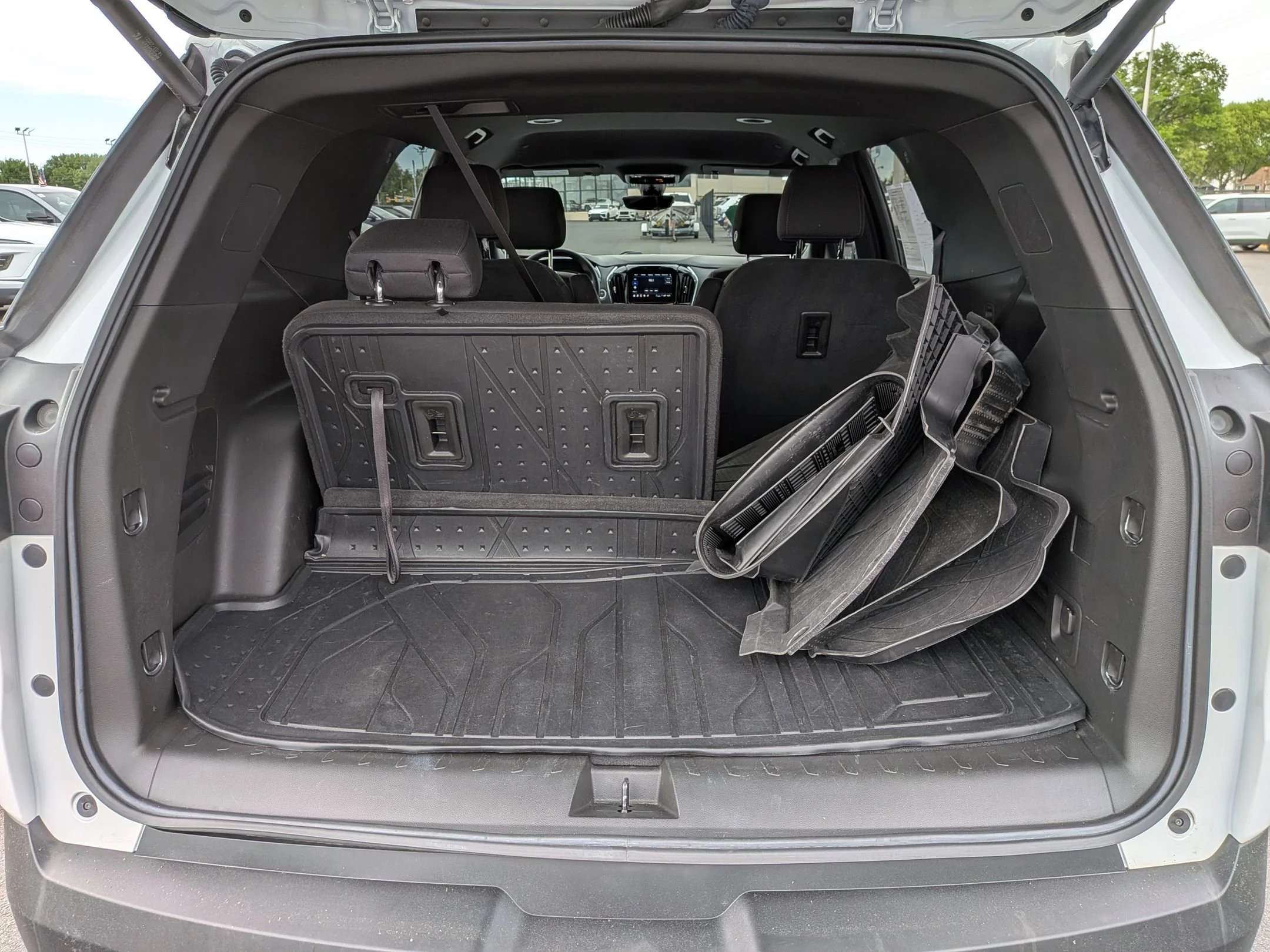 Used 2023 Summit White Chevrolet LT Cloth image 25