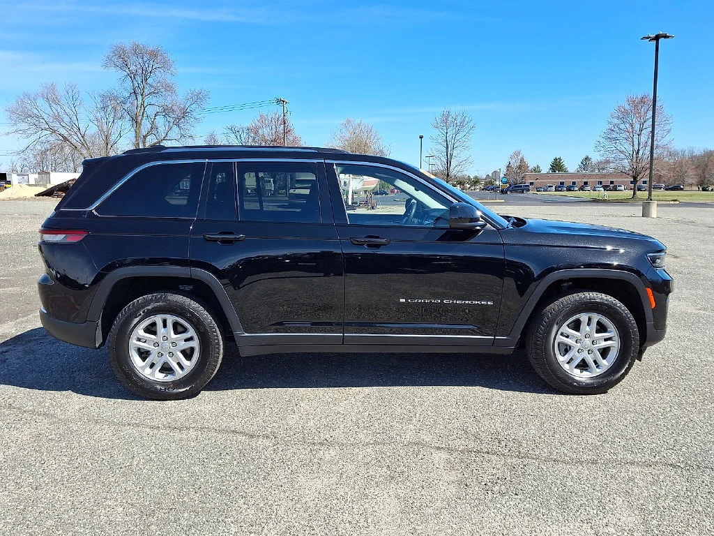 Used 2023 Diamond Black Crystal Pearlcoat Jeep Laredo image 13