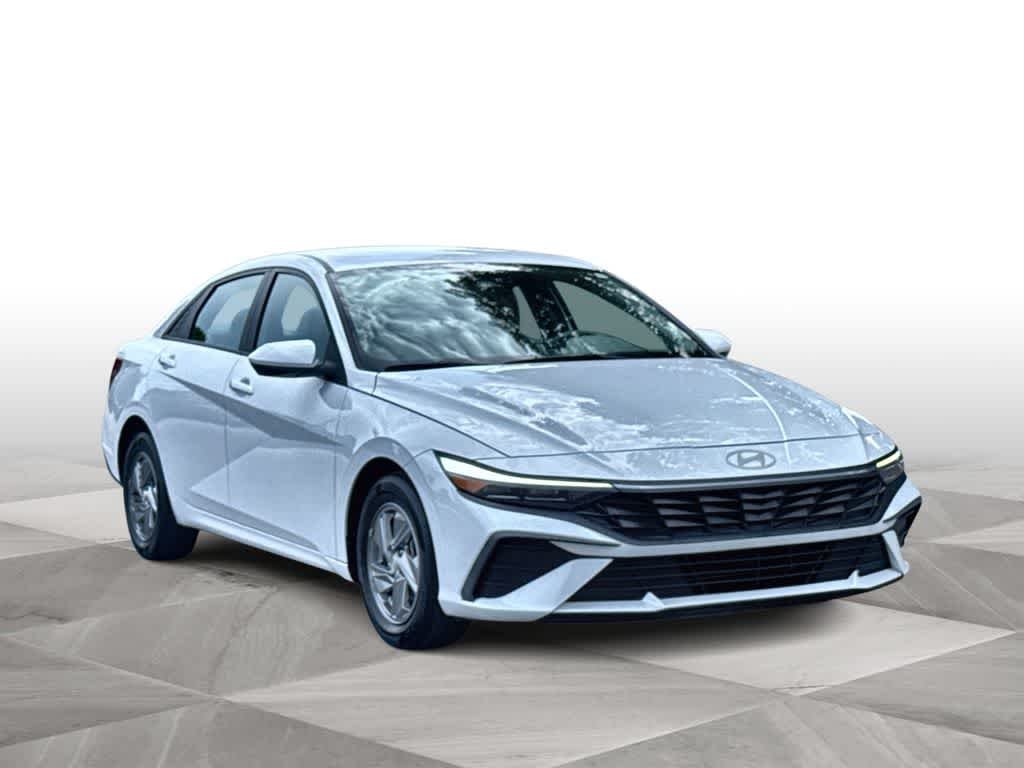 Used 2024 Hyundai Elantra SE with VIN KMHLL4DG4RU682045 for sale in Doral, FL