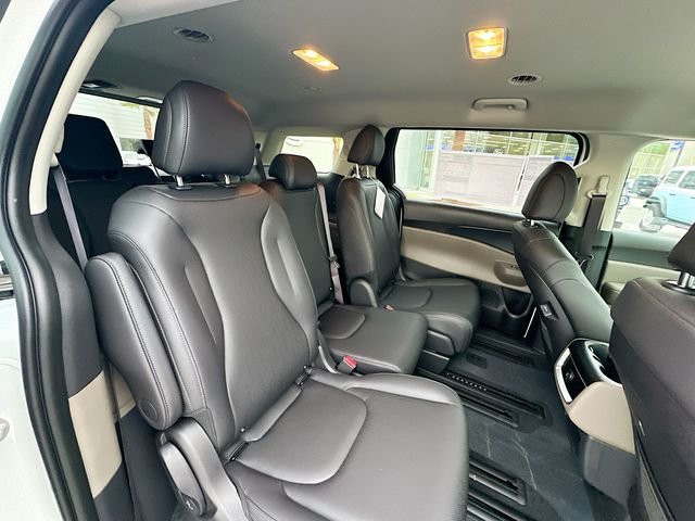 Certified Used 2026 Snow White Pearl Kia LXS image 28