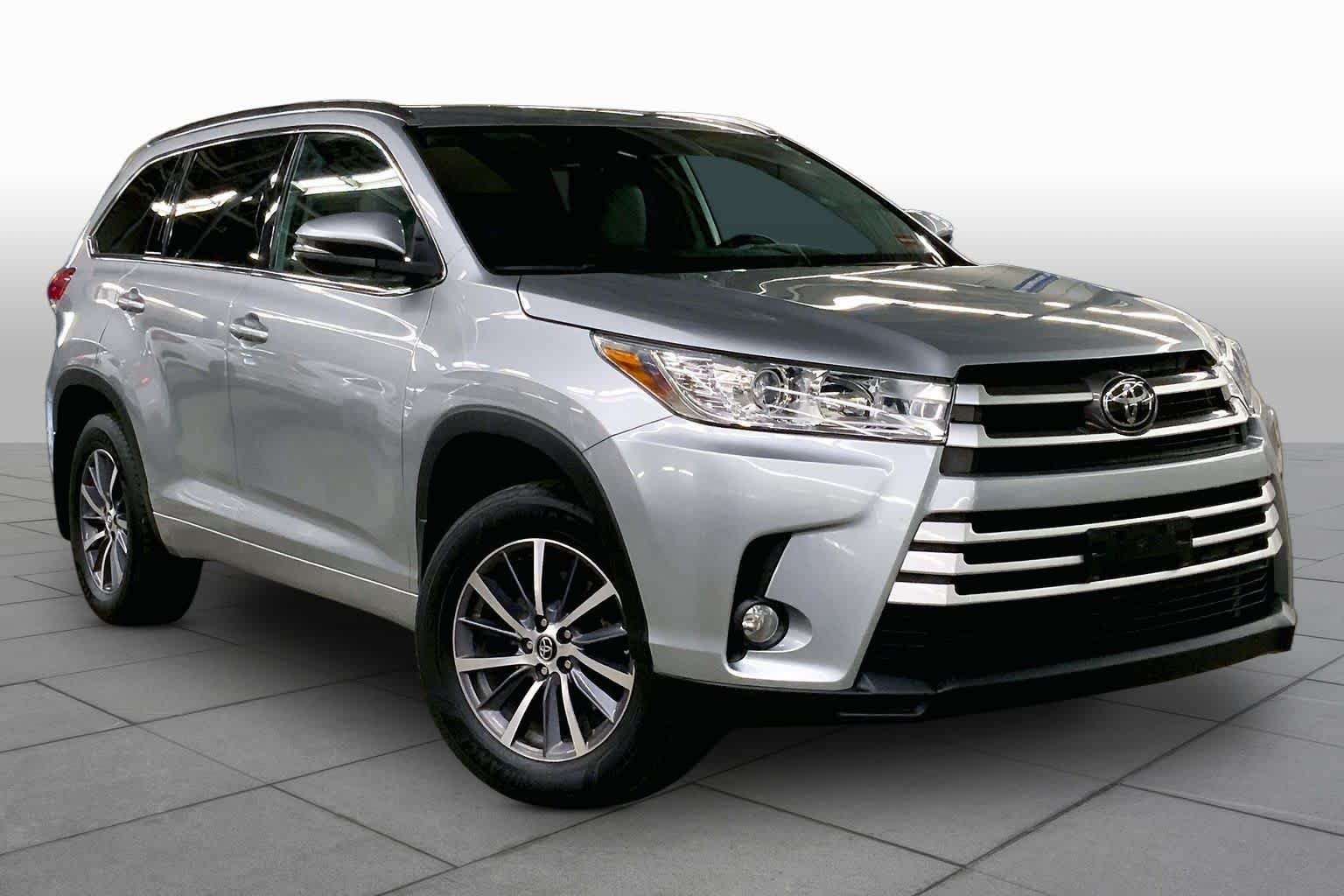 Used 2018 Celestial Silver Metallic Toyota XLE image 3