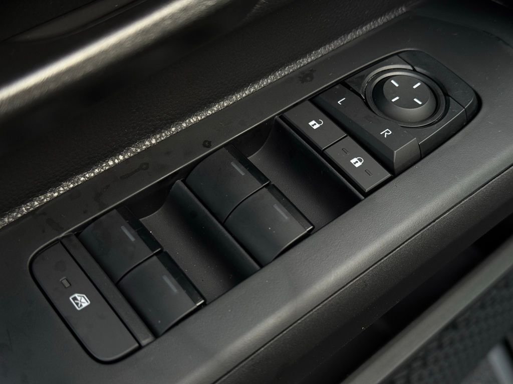 2025 Toyota Tacoma SR5 - Photo 13