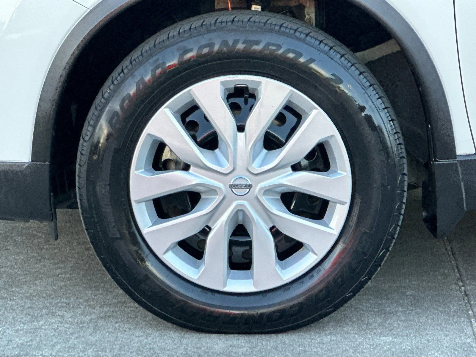 Used 2016 Glacier White Nissan S image 23
