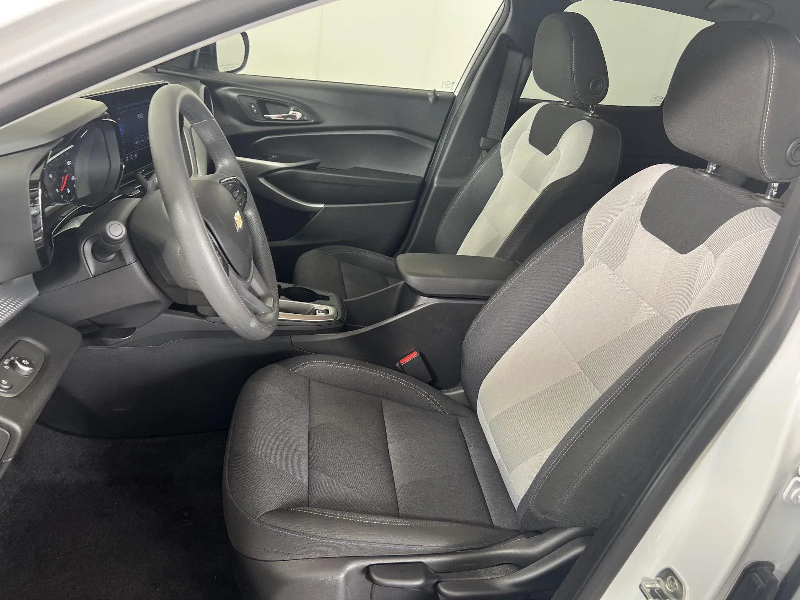 Used 2025 Summit White Chevrolet LS image 4