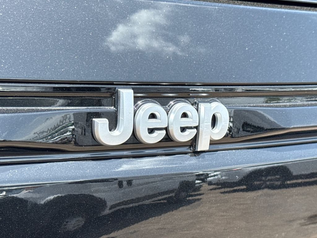 New 2026 Diamond Black Crystal Pearl-Coat Exterior Paint Jeep Laredo image 10