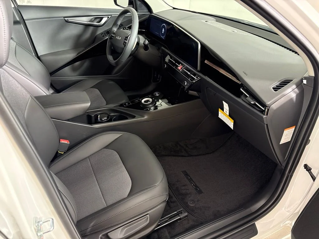 New 2026 Snow White Pearl Kia WIND image 17