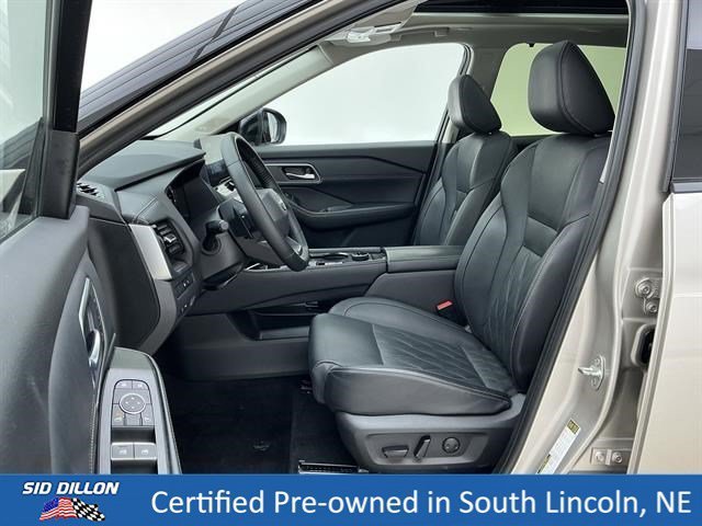 Used 2025 Champagne Silver Metallic/Super Black Nissan Platinum image 17