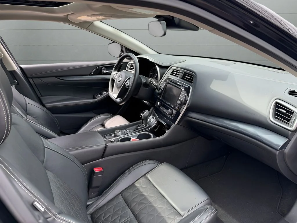 Used 2021 Black Nissan Platinum image 29
