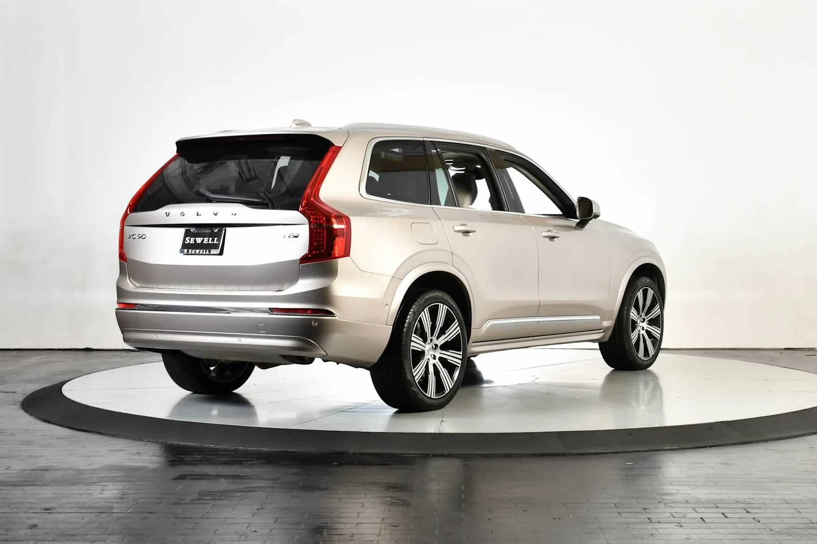 Used 2025 Bright Dusk Metallic Volvo Ultra image 6