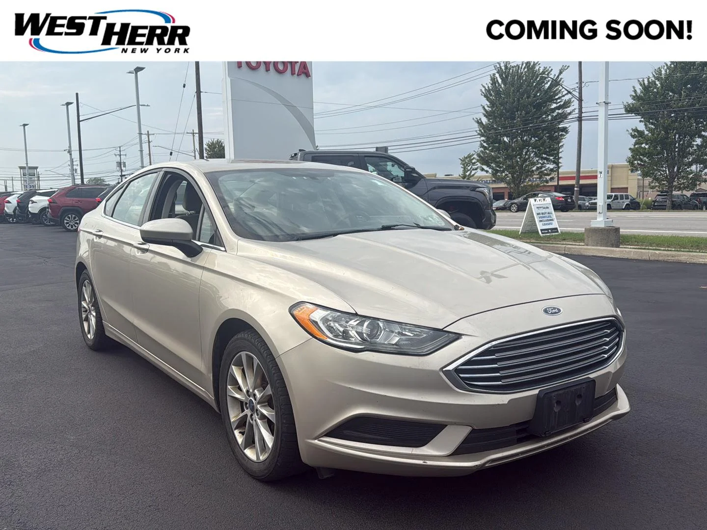 Used 2017 White Gold Ford SE image 1