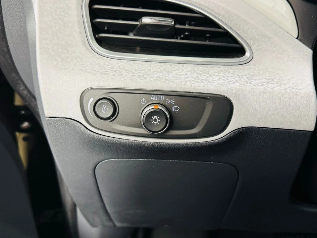 Used 2021 Gray Chevrolet LT image 9