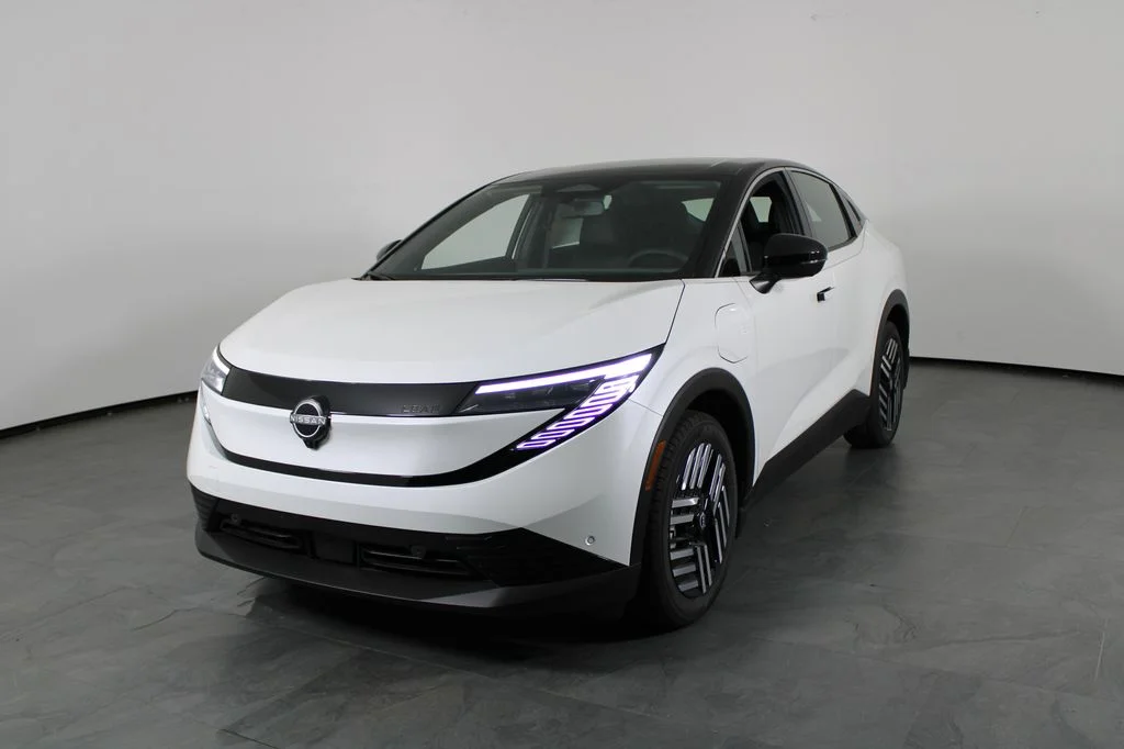 New 2026 Everest White Pearl TriCoat / Super Black Two-tone Nissan SV+ image 2