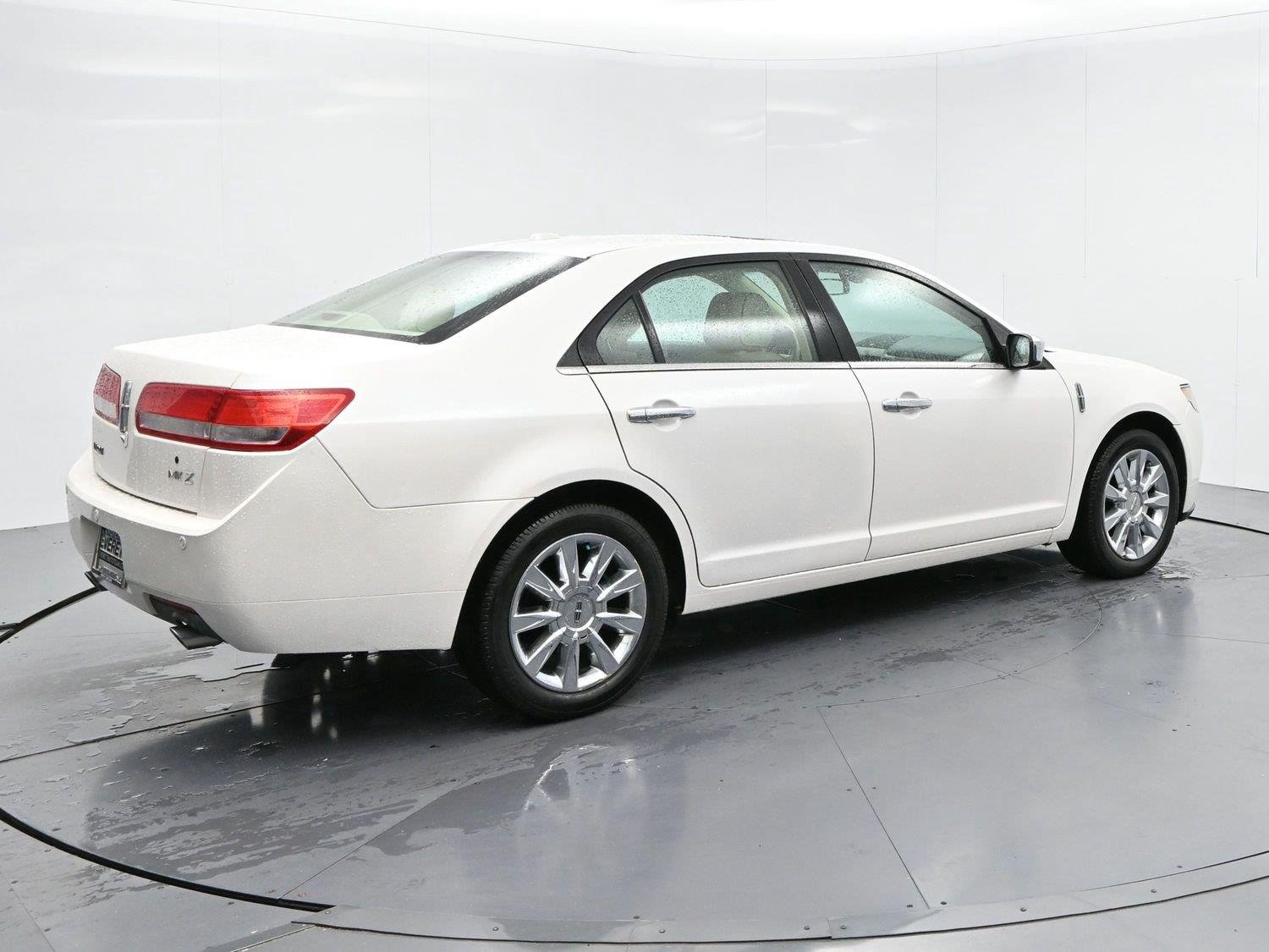 Used 2012 White Platinum Metallic Tricoat Lincoln 4dr Sdn FWD image 7