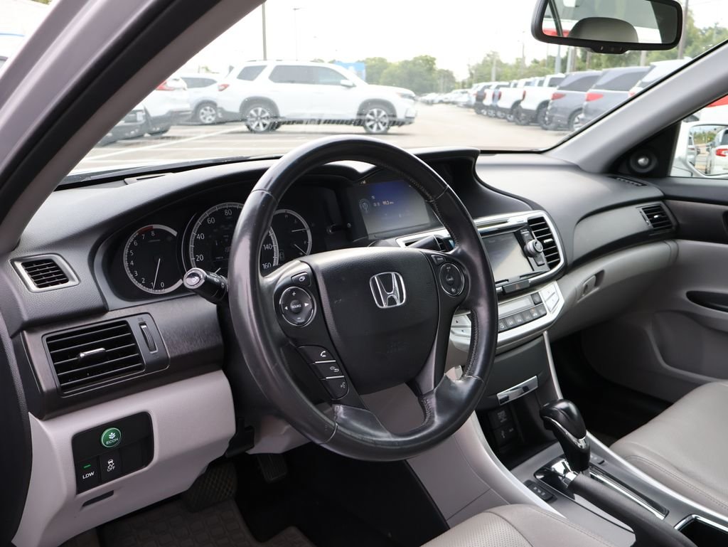 Used 2013  Honda EX-L image 16