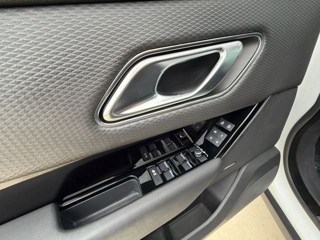 Used 2023 White Land Rover R-Dynamic S MHEV image 11