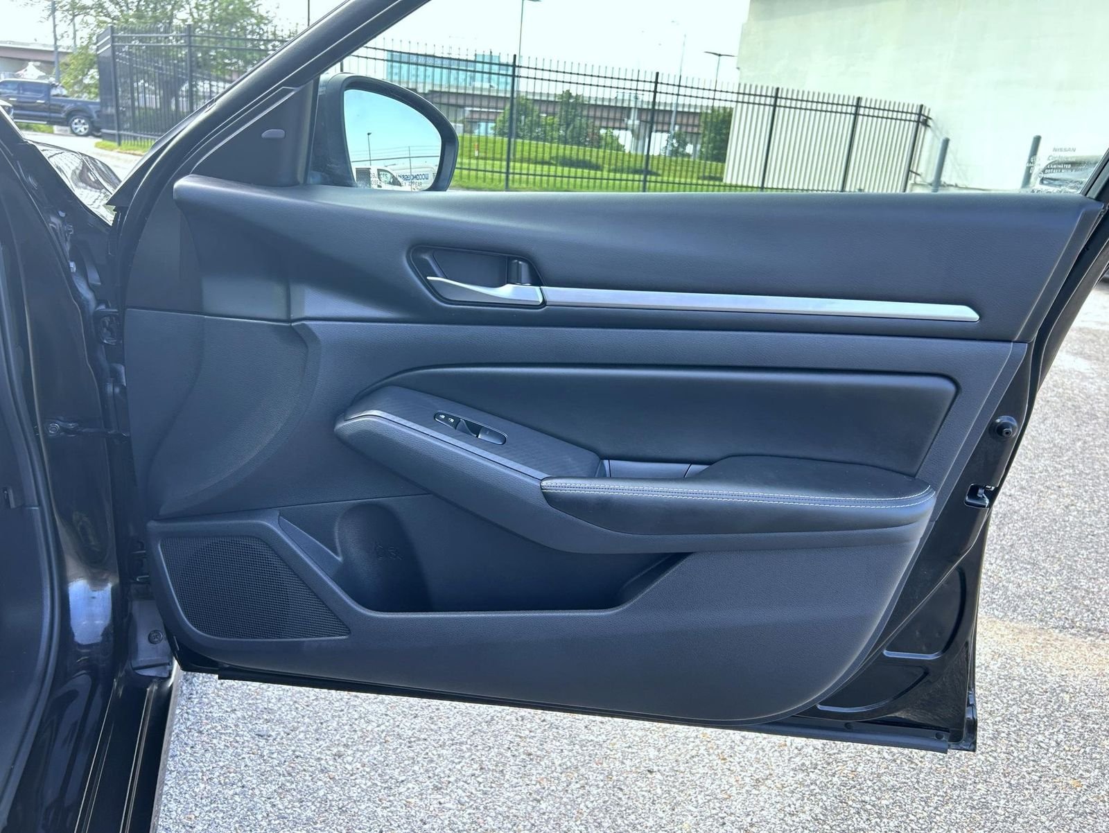 Used 2022 Black Nissan 2.5 SV image 15