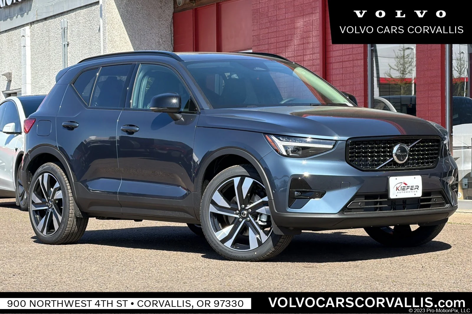 2026 Volvo XC40 B5 Plus Dark AWD's photo