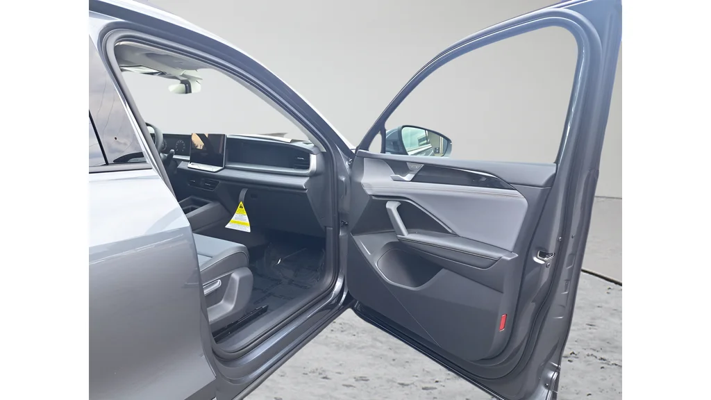 2025 Volkswagen Tiguan SE - Photo 12