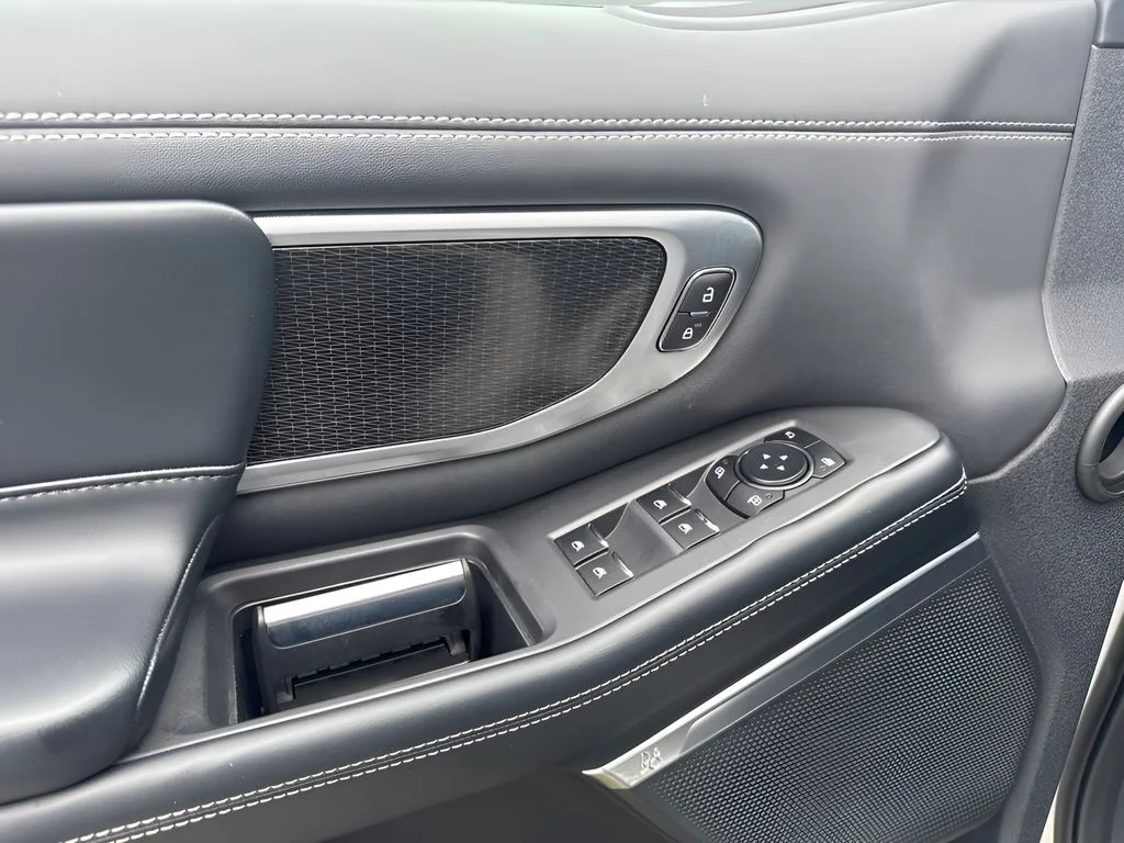 Used 2025 White Ford Platinum image 29
