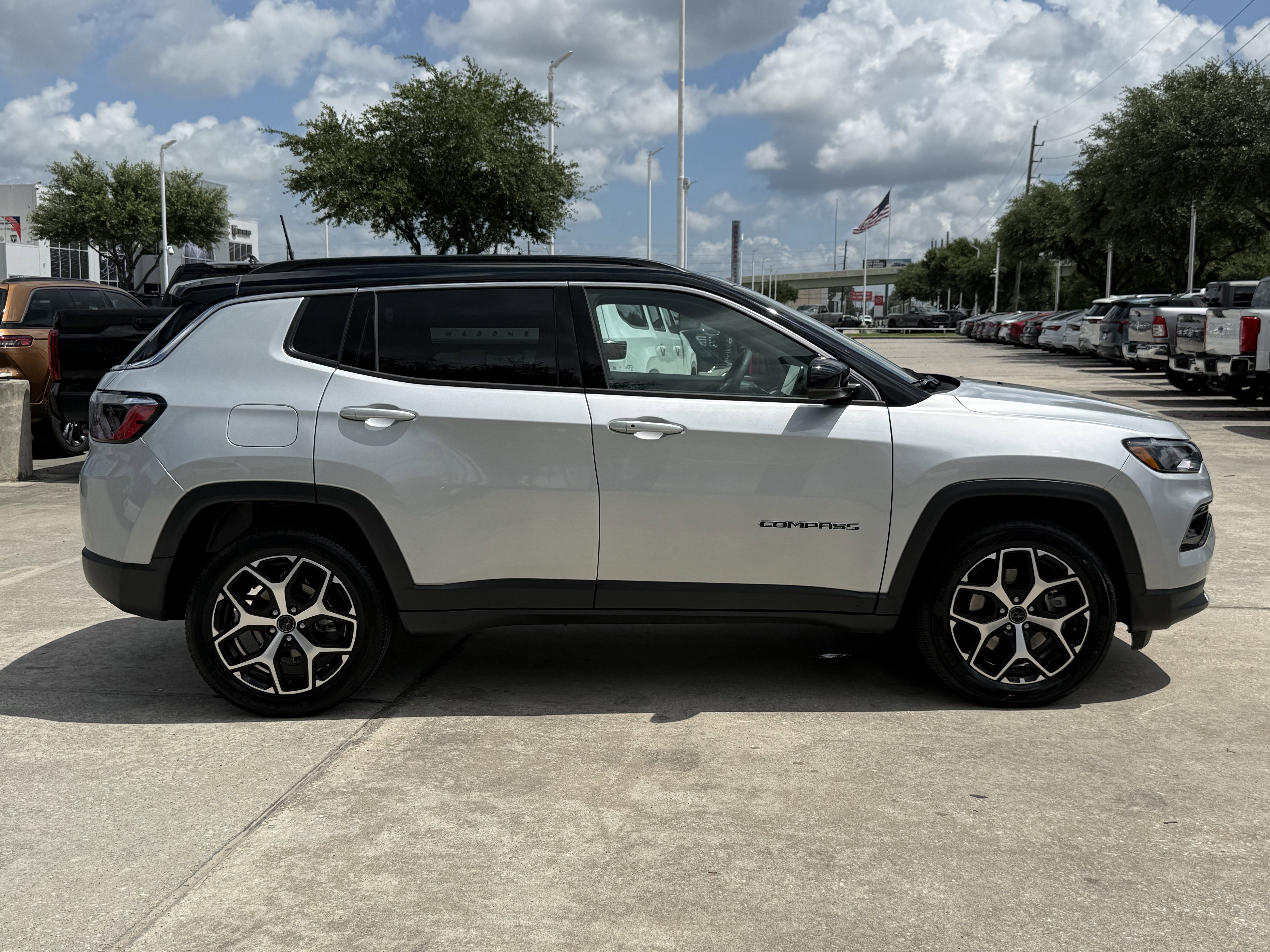 Used 2025 Silver Zynith Metallic Clearcoat Jeep  image 3