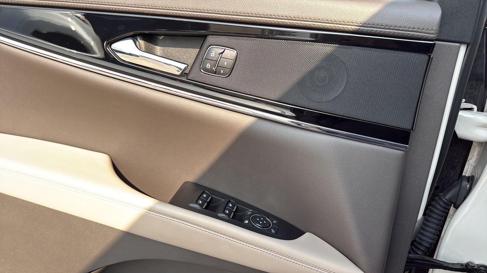 Used 2023 White Lincoln Standard image 11
