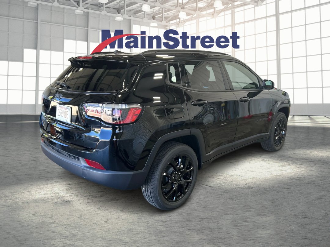 New 2026 Diamond Black Crystal Pearlcoat Jeep Latitude image 5