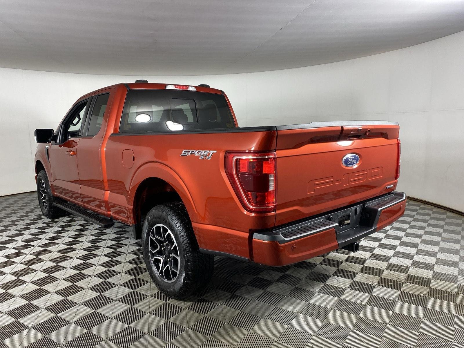 Used 2023 Hot Pepper Red Tinted Clearcoat Ford XLT image 12