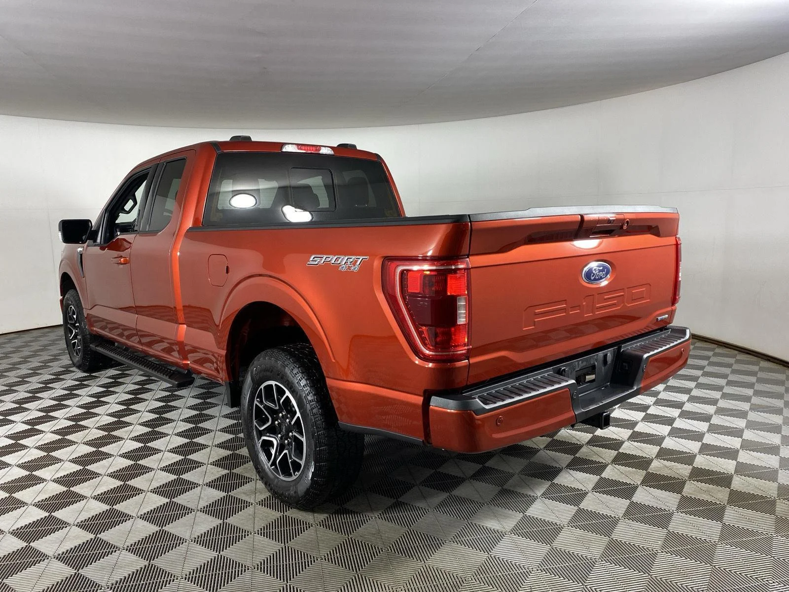 Used 2023 Hot Pepper Red Tinted Clearcoat Ford XLT image 12