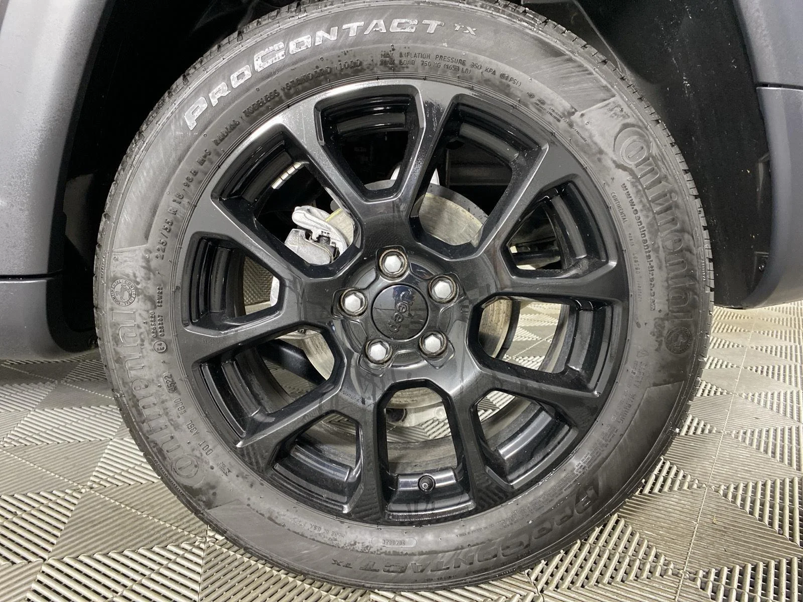 Used 2023 Granite Crystal Metallic Clearcoat Jeep Altitude image 12