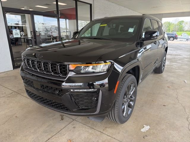 New 2026 Diamond Black Crystal Pearl-Coat Exterior Paint Jeep Limited image 2