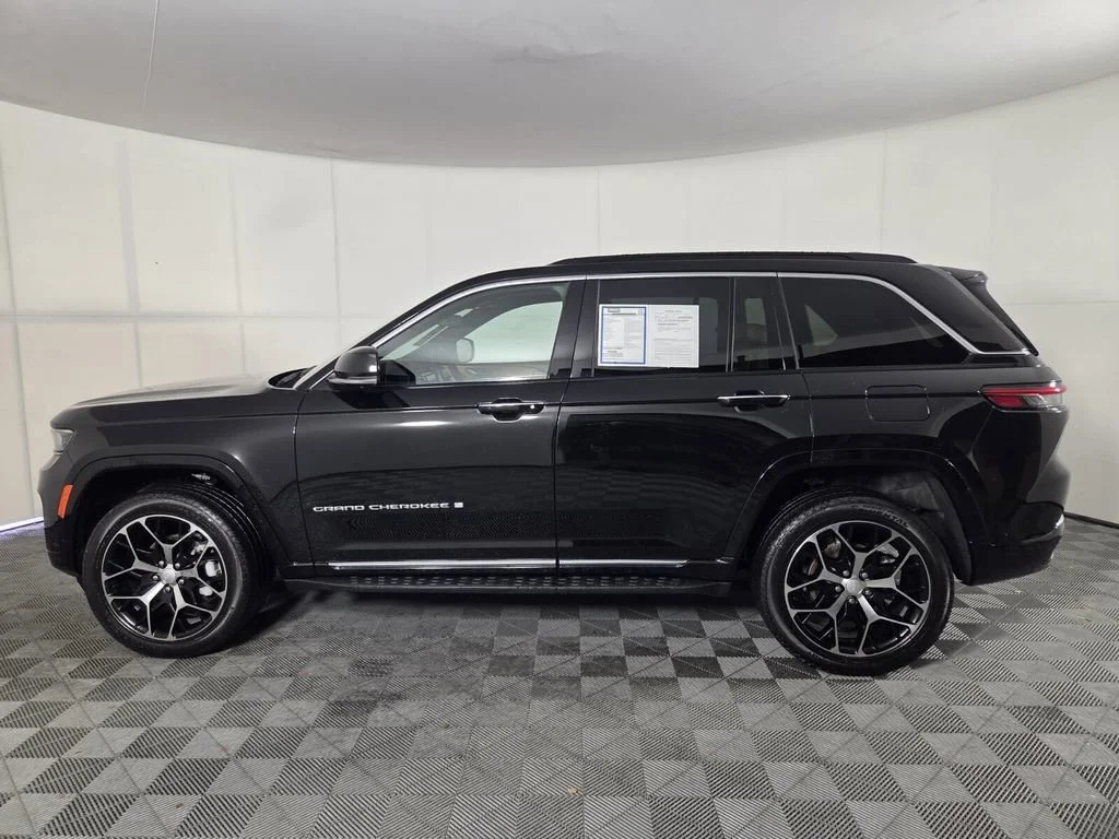 Used 2024 Diamond Black Crystal Pearlcoat Jeep Summit Reserve image 9