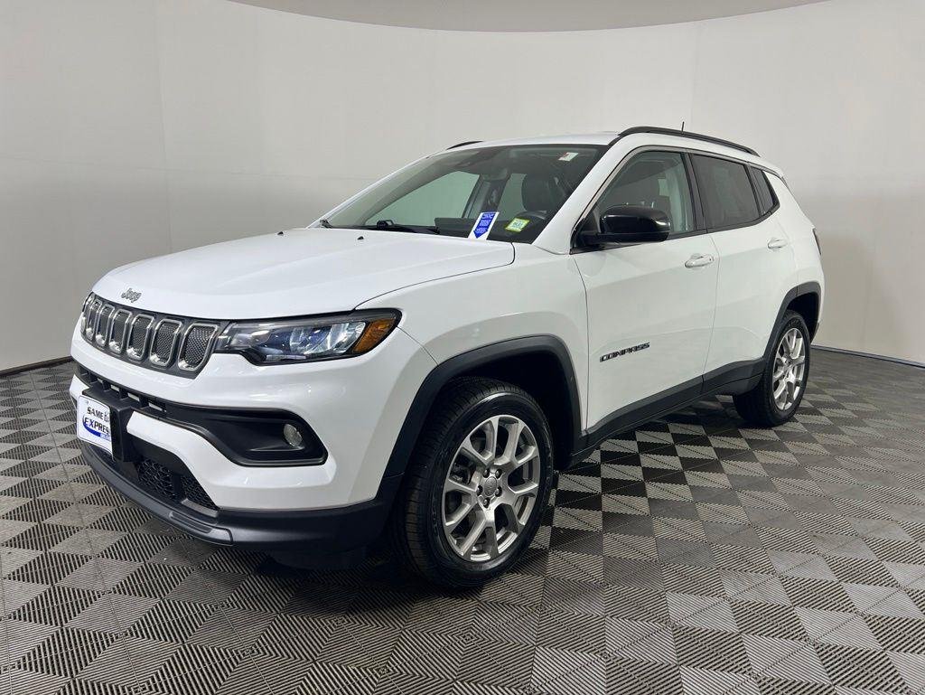 Used 2022 Bright White Clearcoat Jeep Latitude Lux image 26