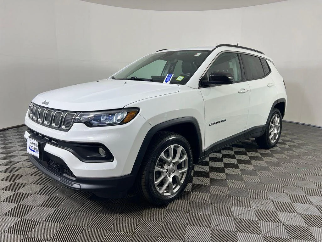 Used 2022 Bright White Clearcoat Jeep Latitude Lux image 26