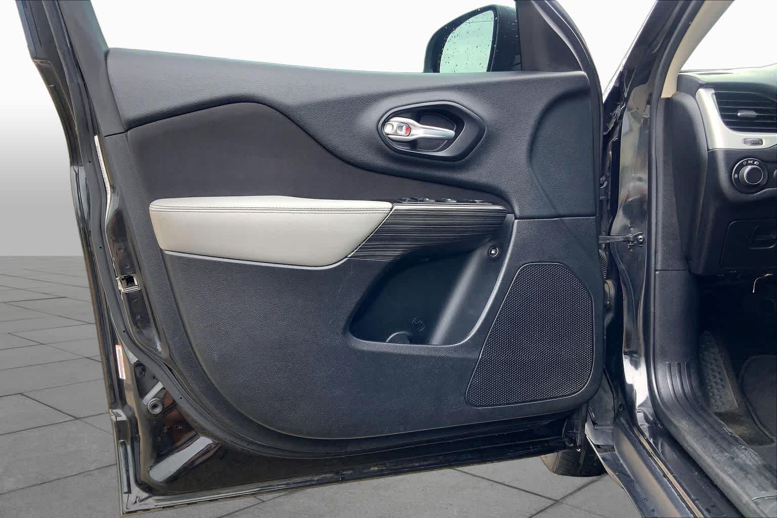 Used 2014 Brilliant Black Crystal Pearlcoat Jeep Sport image 20