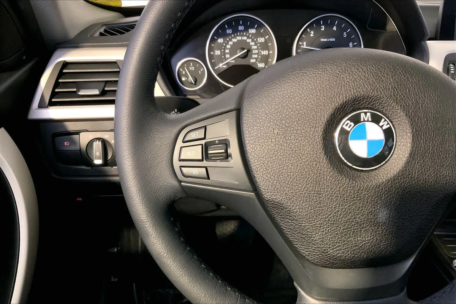 Used 2018 Alpine White BMW 320i xDrive image 24