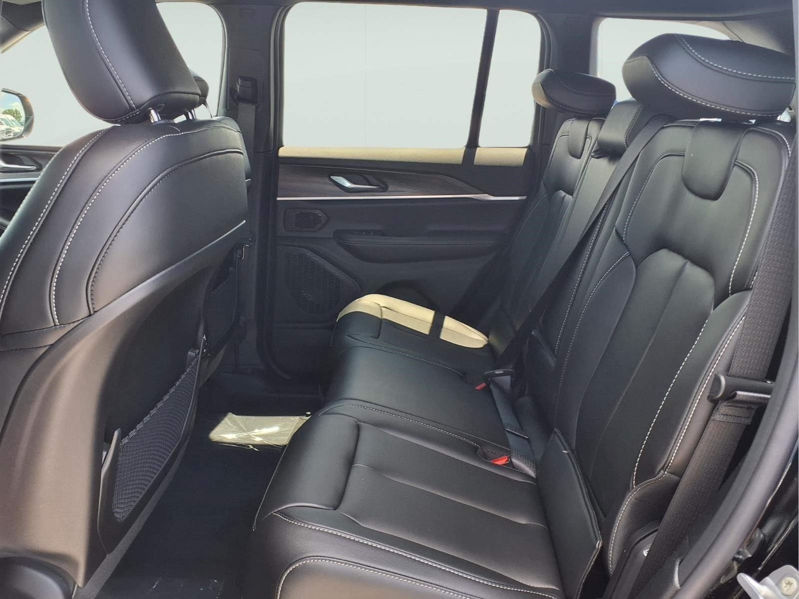 New 2026 Diamond Black Crystal Pearl-Coat Exterior Paint Jeep Limited image 9