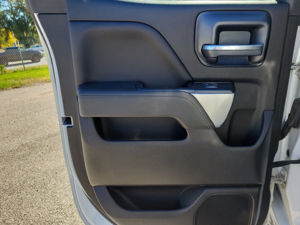 Used 2018 SUMMIT WHITE Chevrolet LT image 10