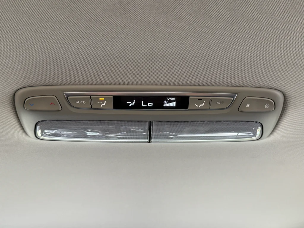 Used 2022 Glacial White Pearl Kia LX image 33