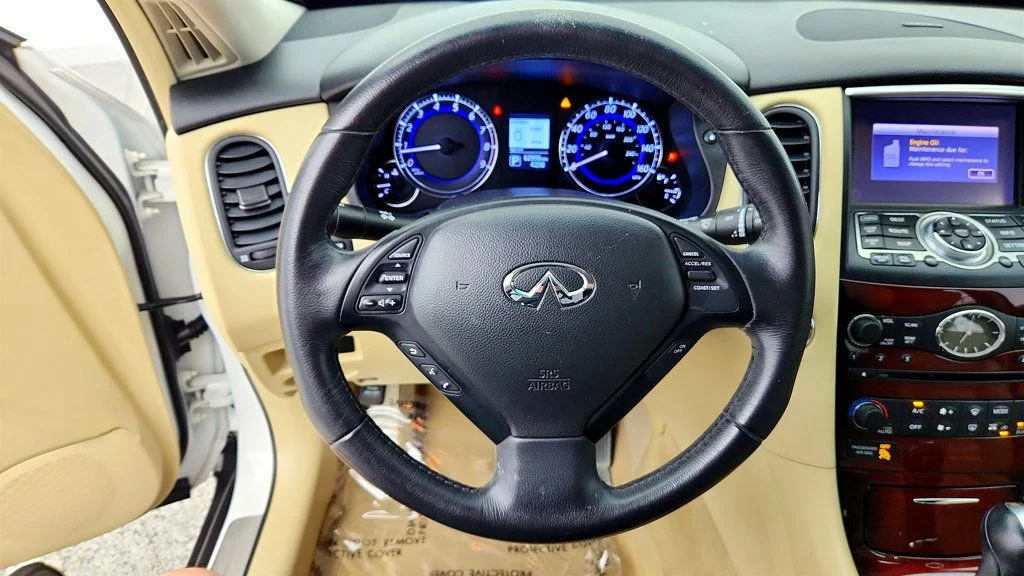 Used 2016 Majestic White INFINITI RWD 4dr w/ Premium Plus & Premium Pkgs + Illuminated Kick Plates image 14