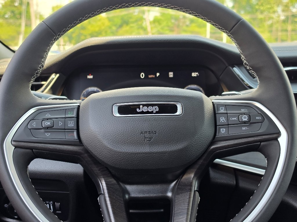 New 2026 Diamond Black Crystal Pearl-Coat Exterior Paint Jeep Limited image 12