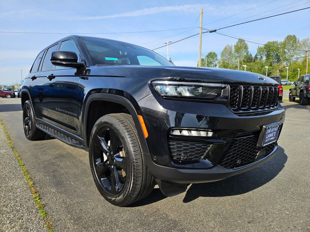 Used 2024 Diamond Black Crystal Pearl Coat Jeep Limited image 7