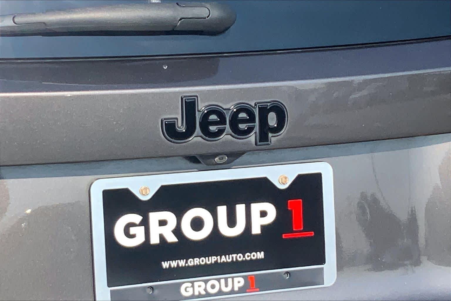 Used 2018 Granite Crystal Metallic Clearcoat Jeep Altitude image 10